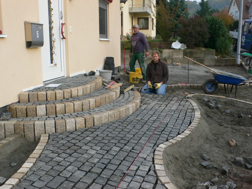 kleines Pflaster mit Treppe