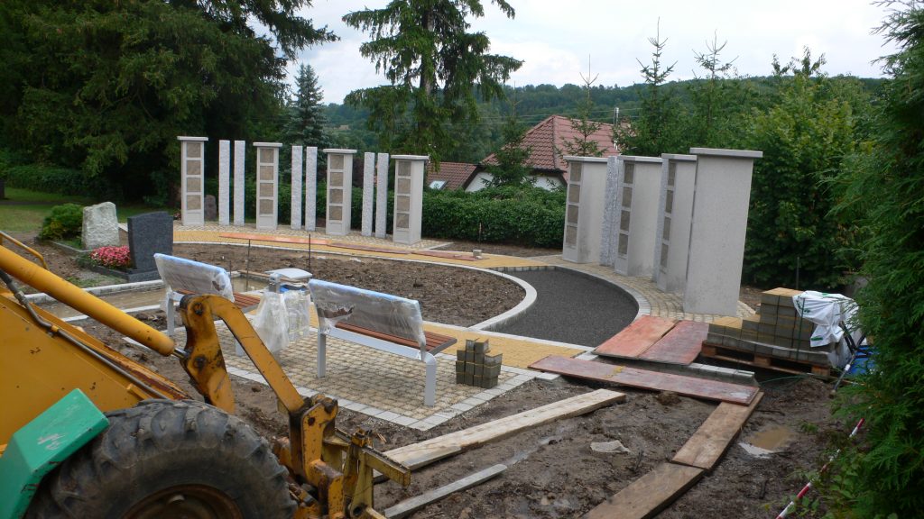 Urnenstelenanlage auf dem Friedhof in Oberriexingen